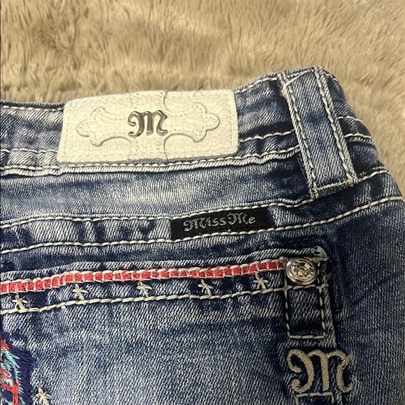 Miss Me Blue Jean Shorts with Red Floral Embroidery size 30 - Picture 5 of 5
